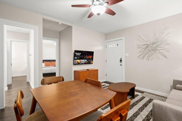 Cozy King Retreat~1 BR Near UTDowntown Austin