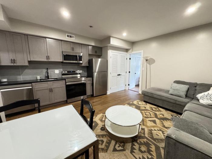 COZY Updated Apartment near Downtown