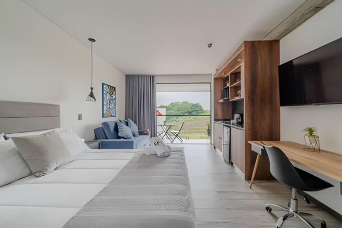 Epic Suite 512 Deluxe Airport