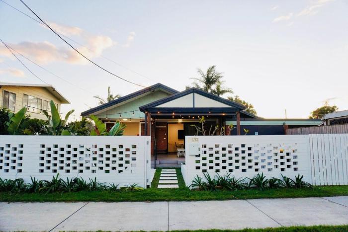 Renovated Family Beach House, Walk to Sand