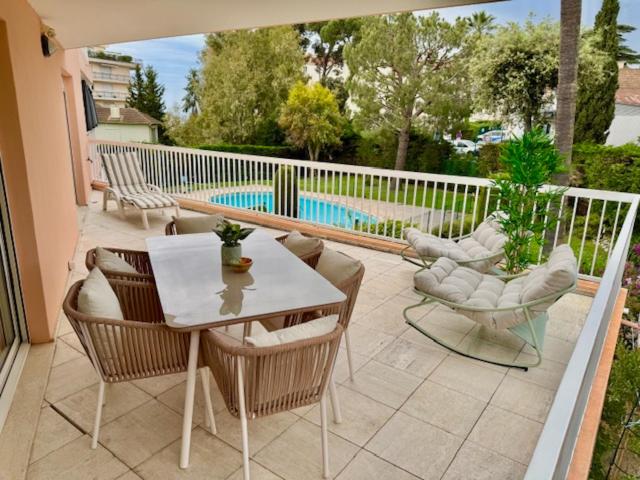 Lovely flat with swimming pool five minutes from the beach