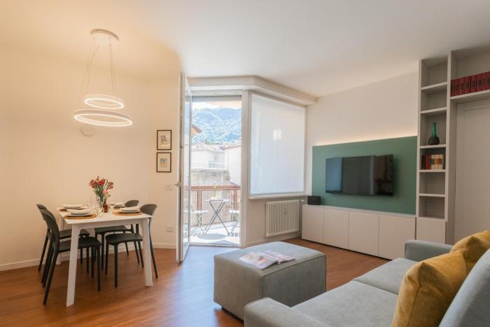 Como Volta Square with Terrace by RentComo