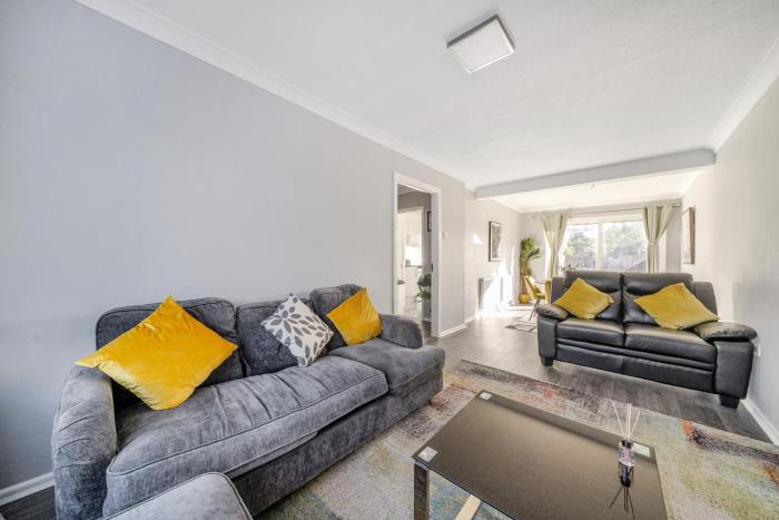 Luxury 3-Bedrooms House With Parking