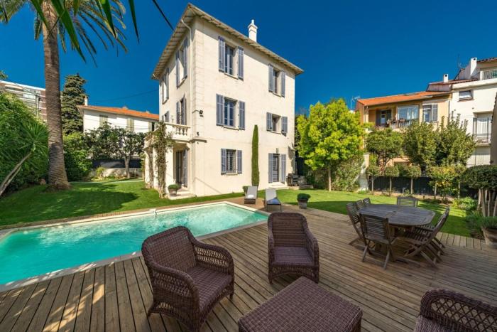 Contemporary house in the center of Cannes with a pool and relaxation area