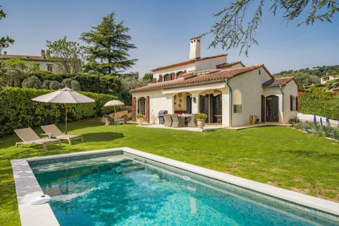 Authentic villa with swimming pool in La Colle-sur-Loup