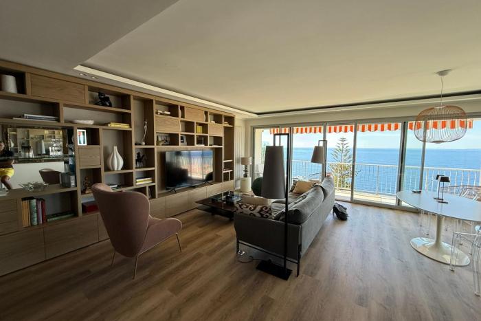 Superb apartment with exceptional sea view