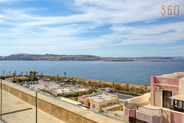 Prime Qawra Suites with Balcony, AC, Full Kitchen & Wifi by 360 Estates