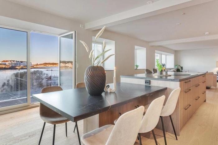 Exclusive Waterfront Apartment - Perfect for ONS