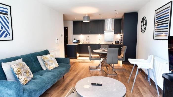 The Sunrise Den, Modern 2-Bed Apartment, Free Parking
