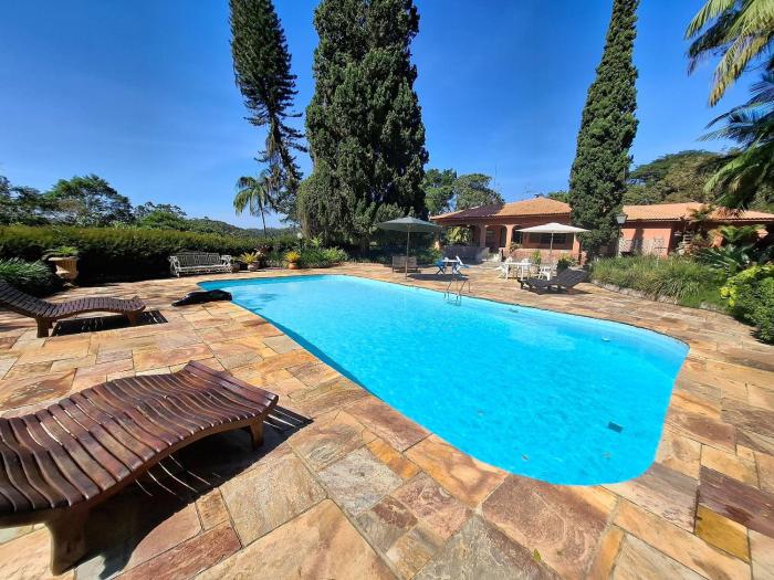 Sítio com piscina, quadra de tênis e lazer LT0033