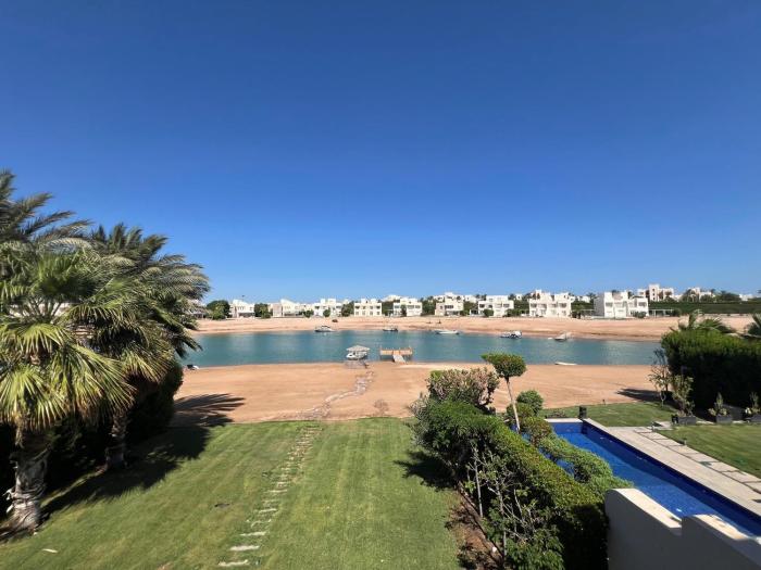 Lagoonfront 3Bdr Twin Villa in Joubal