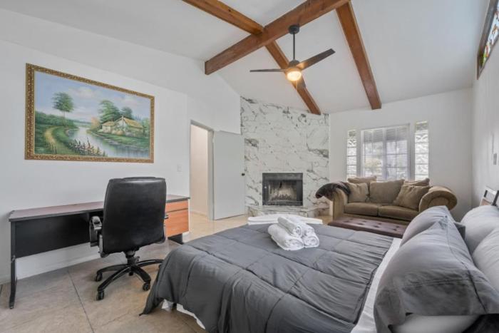 Bright and Gorgeous Canoga Park Guesthouse