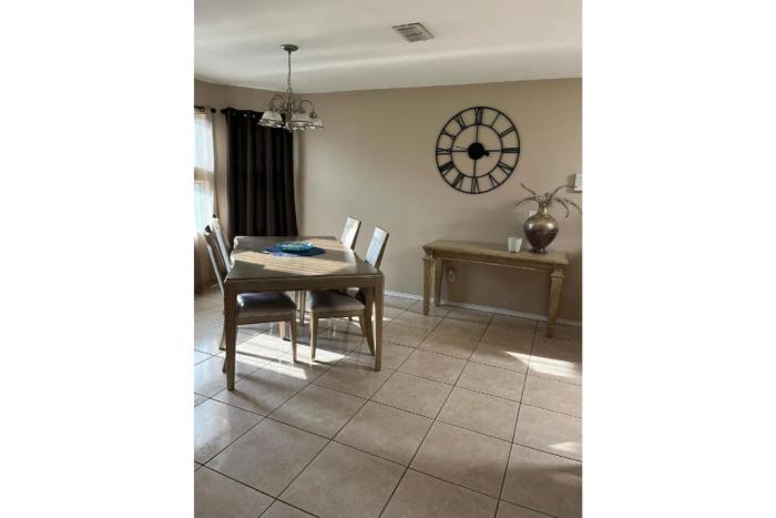 Minutes to Shopping, Dining and Fun Family Stay - Sleeps 6