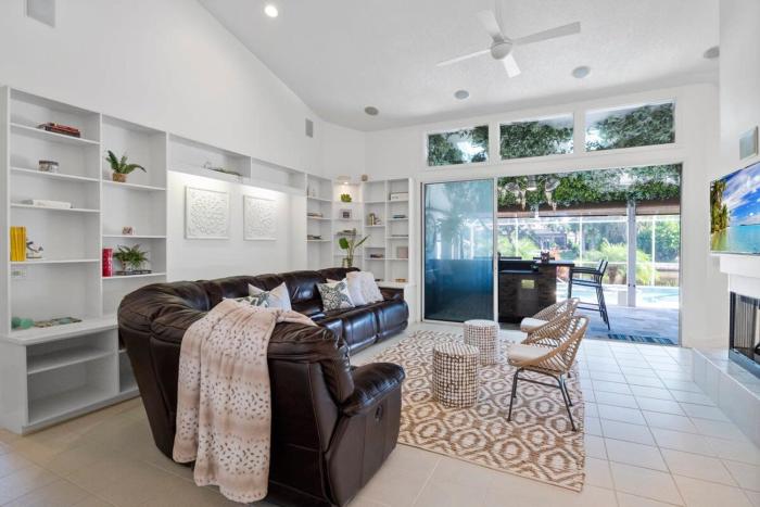 Luxury Canal-Front Home with Heated Pool Spa Bicycles