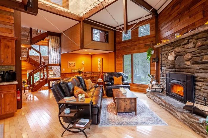 MapleCastle == HotTub, RiverSide, IndoorHummock, FirePlace, BackYard
