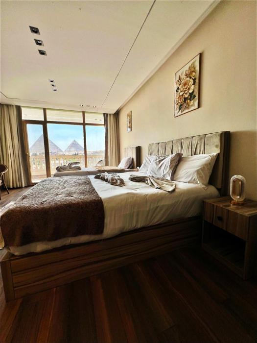 Roone pyramids view inn