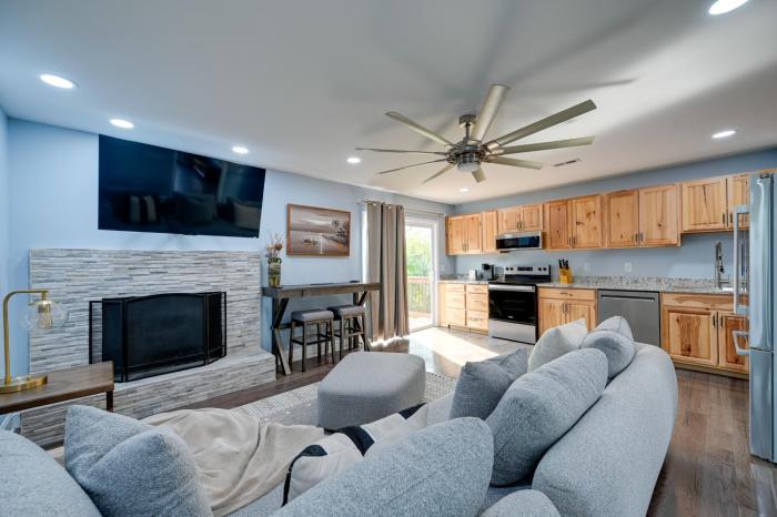 12 Mi to Downtown Winston-Salem Apt with Balcony!