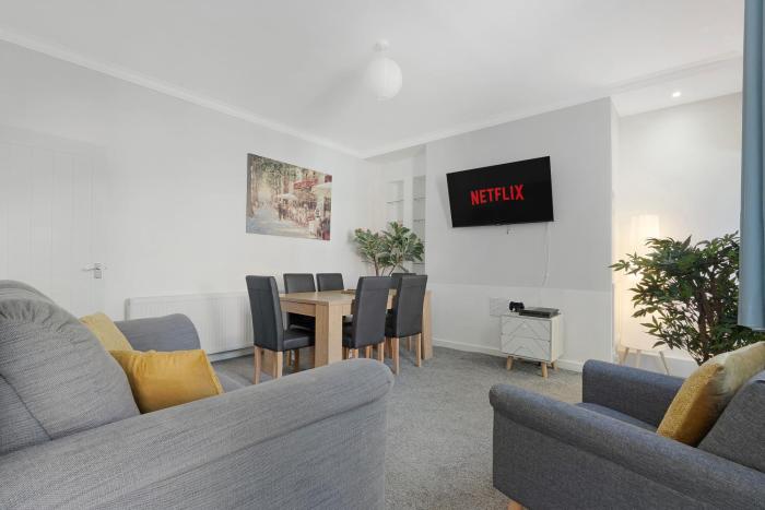 New! 4BR in Durham Road