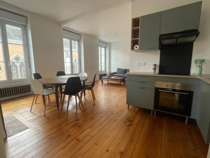 Appartement lumineux avec cour privée 2 chambres 6 personnes plein centre