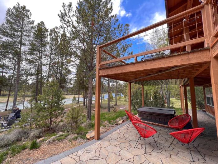 Deschutes Riverfront Retreat - Sleeps 30, Riverfront, HotTub, PoolTable, DiscGolf