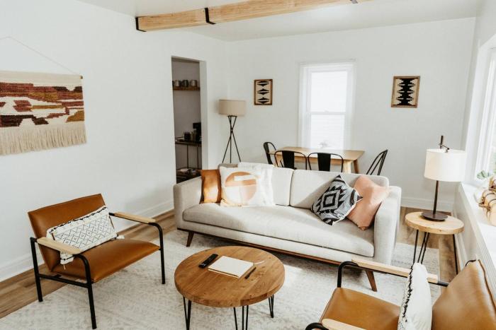 "The Lynn" Modern Urban Stay w Backyard