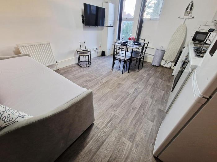 Modern flat in an affluent area for up to 6 guests