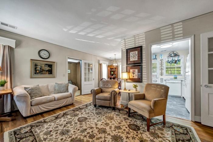 Charming 2BR - Antique Cottage