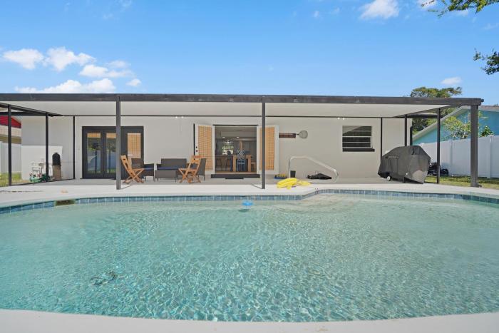 Relaxing Coastal POOL Home 10 min to the Beach Pets stay free