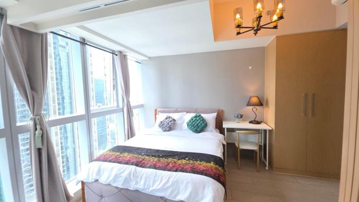 BGC Hotel Vibe with City View at Uptown Parksuites near St Lukes, Grand Hyatt Hotel, Uptown Mall, and Mitsukoshi Mall