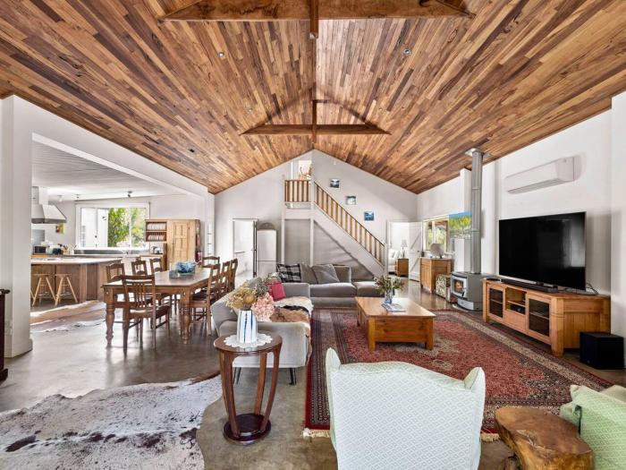 Wisteria Vines Estate - Rustic Elegance by the Coast