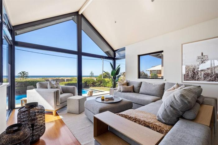 Tides Edge - Stunning Pool House by the Beach