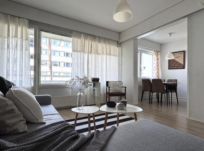 Tilava autopaikallinen kolmio sairaalan vieressä