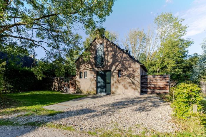 Stylish vacation home with hot tub and sauna