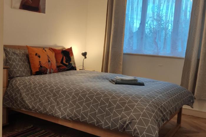 Apartment - Sleeps 4 - Parking - WiFi