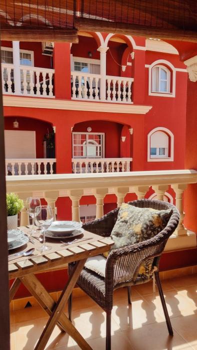 Apartamento rojo con vistas al mar