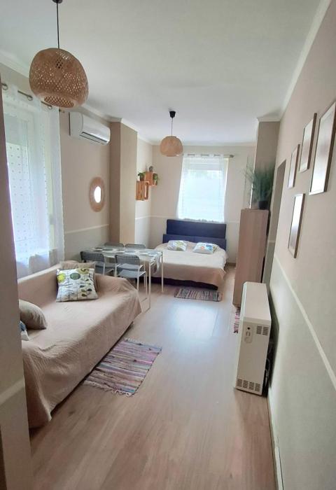 Night Host Trzebnicka 56 free parking