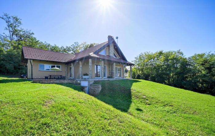 Stunning Home In Strigova With Wifi