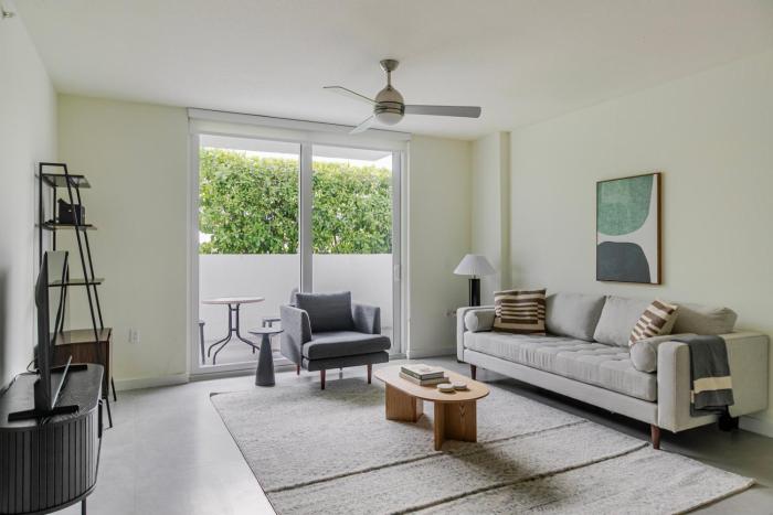 Blueground Riverside pool nr Miami River MIA-153