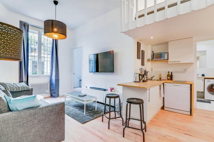 Charming with mezzanine in the heart of the 11th