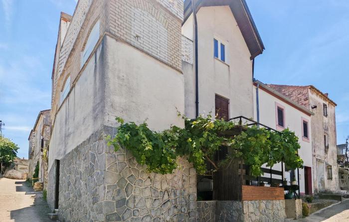 Stunning Apartment In Tkon With House Sea View