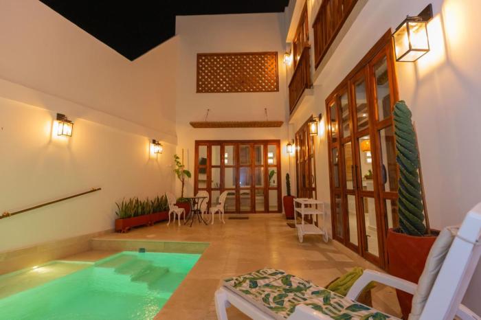 Casa Bali Castillo View Private Pool & Rooftop, Near Historic Center