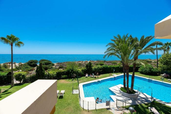 Apto situado a 20 metros de la playa con 3 piscinas, wifi 1000Mbs