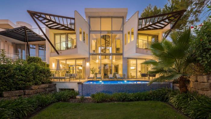 VACATION MARBELLA I Villa Finesse, Luxury Villa, Golden Mile, Swimming-pools, Sauna, Spa, Gym, Minutes from Golfs and Beaches