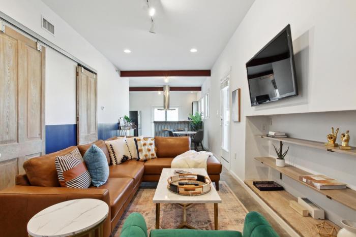 Warehouse District Lovely One Bedroom and Den