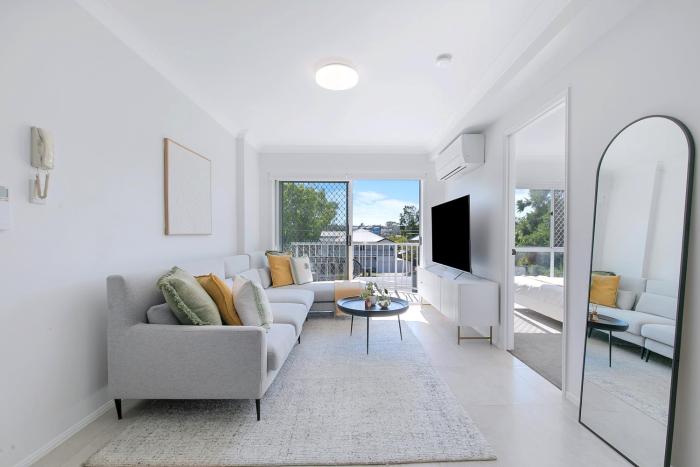 Spacious 3-Bed Coorparoo Apartment