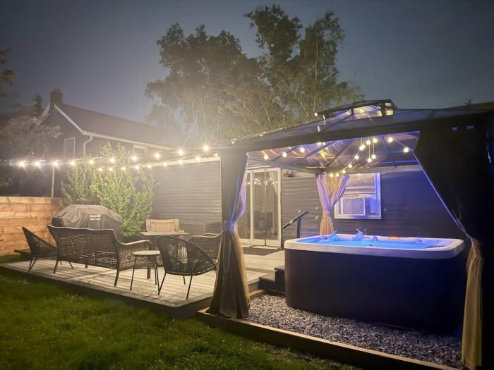 Vibing Hudson Retreat Pet-Friendly w Hot Tub