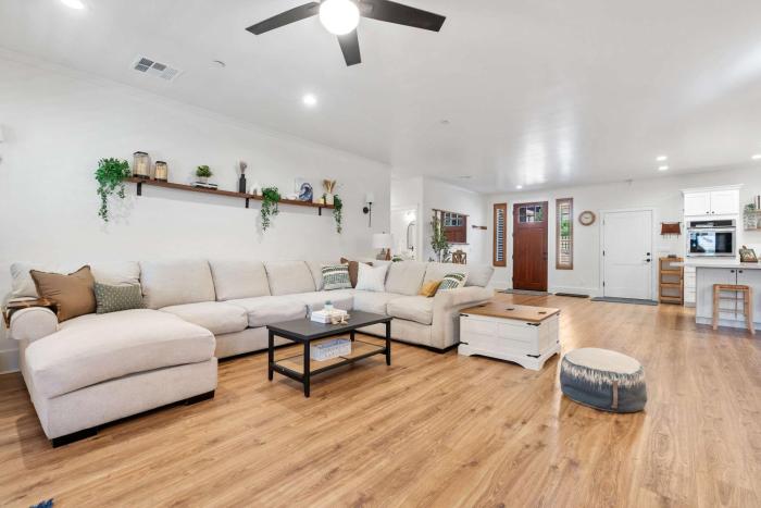 Luxury Oasis Compound with Hot Tub with 3 Homes