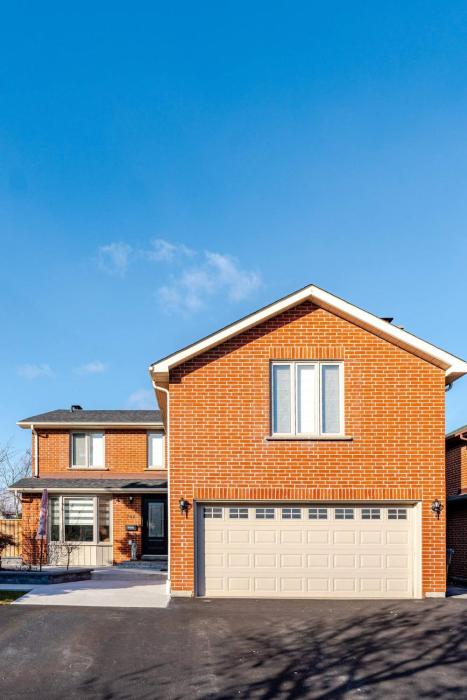 2 bedroom apartment-2 free parking -14 min to Pearson airport