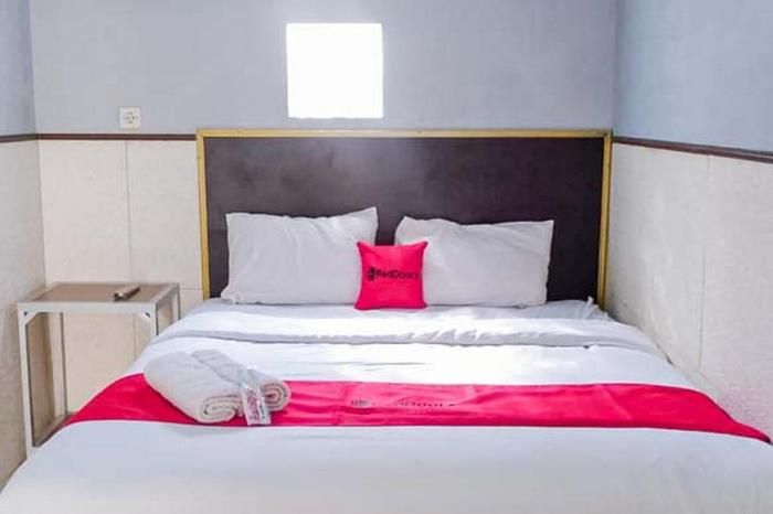 RedDoorz Syariah at Griya Soeratin Pacitan