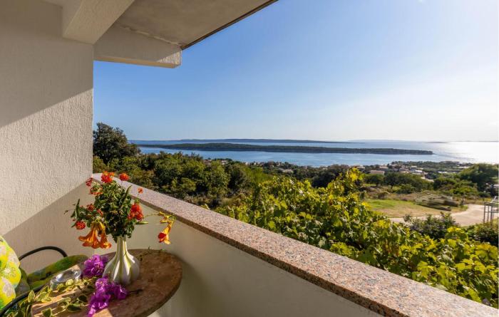 Nice Apartment In Rab With House Sea View